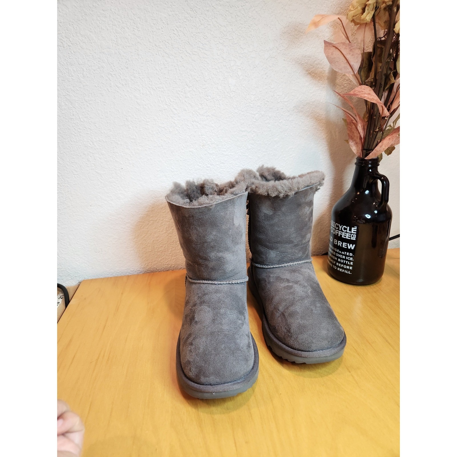 Ugg Gray Suede Short Boots Women's Us 5 Shearling Lined Bow Back